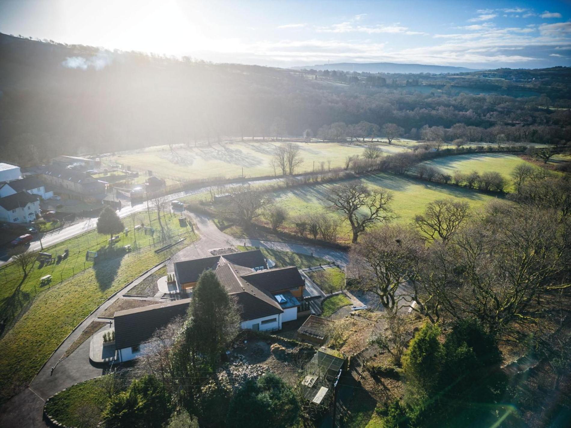 Suite 1 - Sleeping Giant Hotel - Pen Y Cae Inn بريكون المظهر الخارجي الصورة